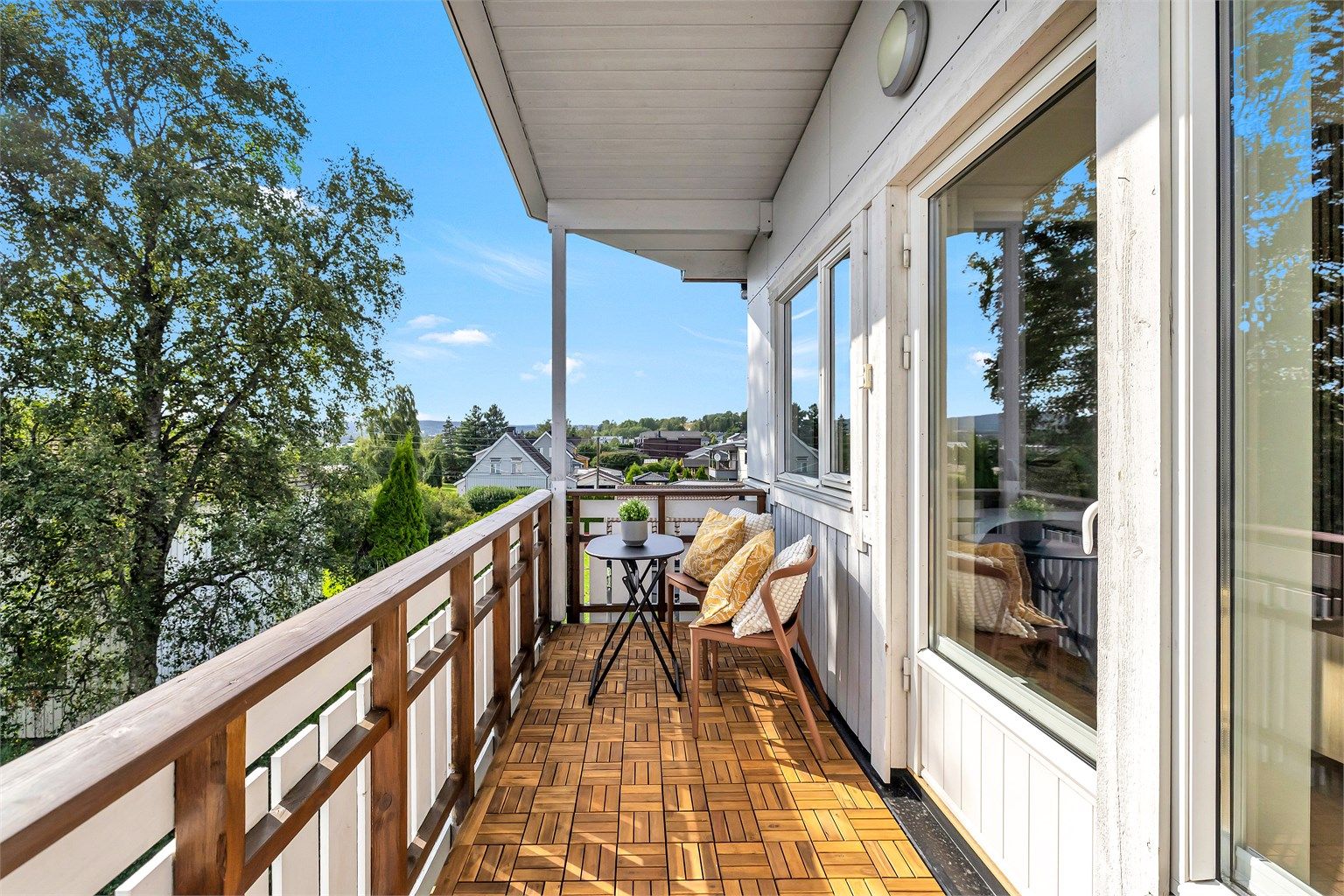 Her bor du sentralt til med kort vei til Lillestrøm sentrum med bussholdeplass like ved boligen.