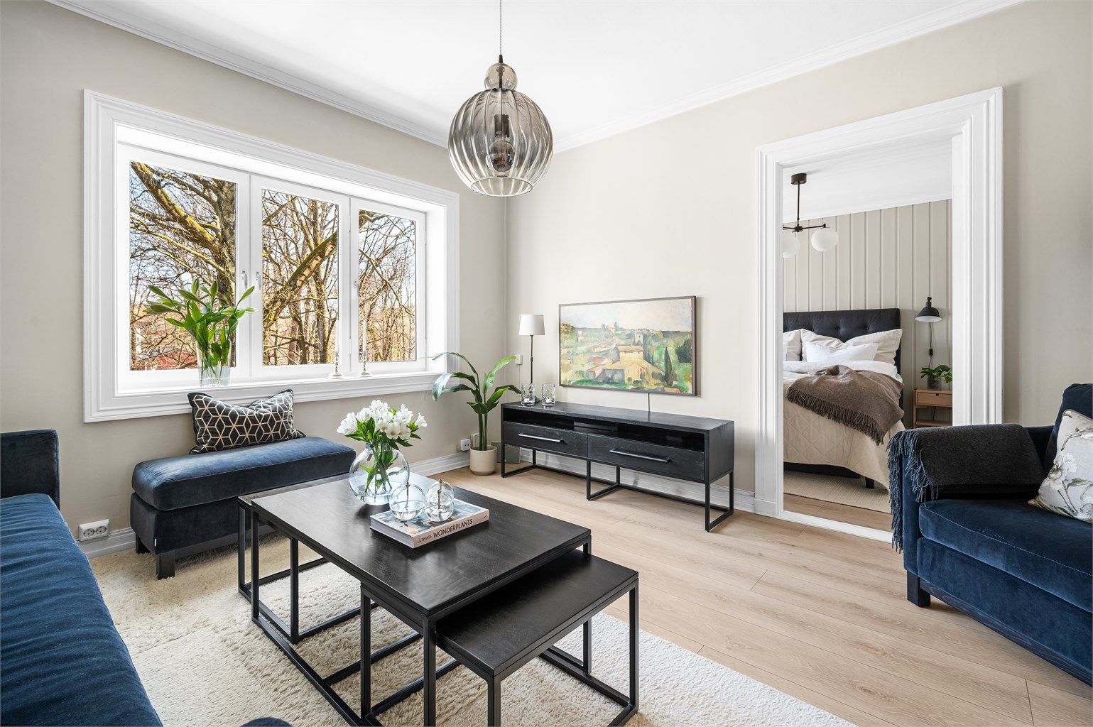 Leiligheten er en herlig kombinasjon av klassiske detaljer og moderne komfort.