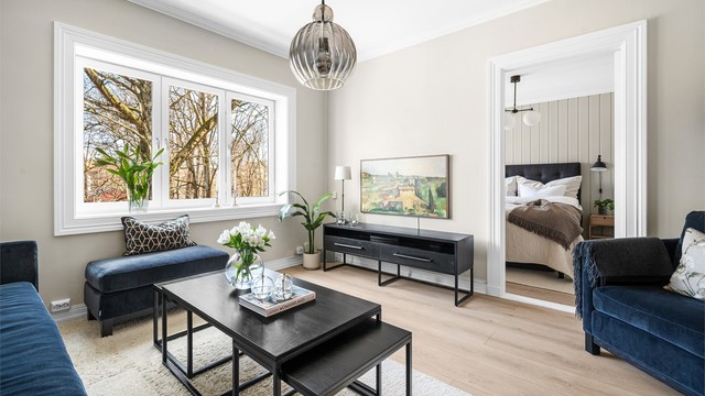 Leiligheten er en herlig kombinasjon av klassiske detaljer og moderne komfort.