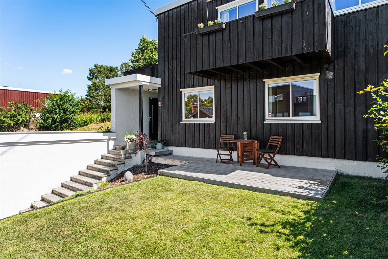 Vestvendt terrasseplatting og hage
