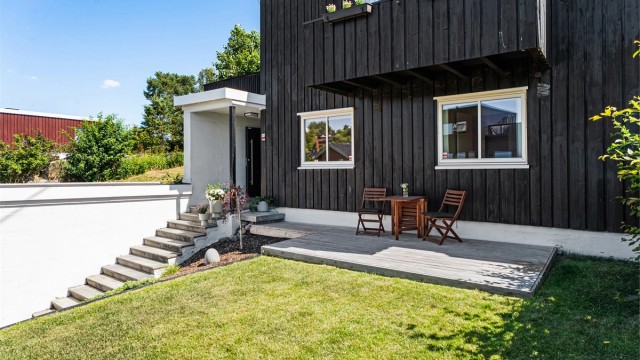 Vestvendt terrasseplatting og hage