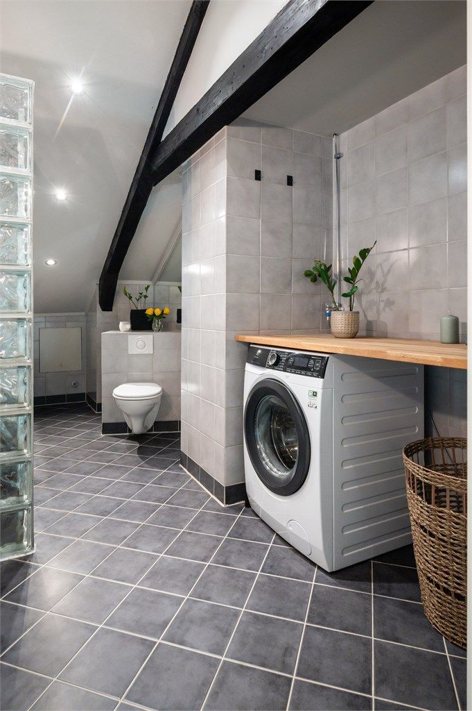 Det er opplegg for vaskemaskin på bad, i en praktisk "krok" med trebenk.