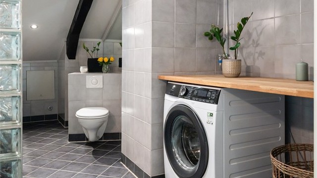 Det er opplegg for vaskemaskin på bad, i en praktisk "krok" med trebenk.