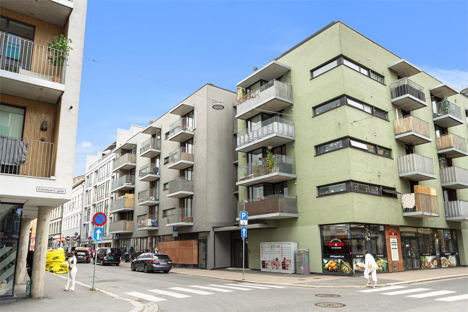 Moderne bygård fra 2008 med heis og felles sykkelbod, sentralt plassert i et av byens mest levende områder.
