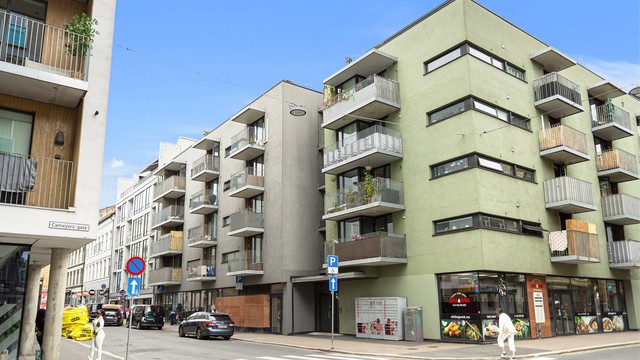 Moderne bygård fra 2008 med heis og felles sykkelbod, sentralt plassert i et av byens mest levende områder.