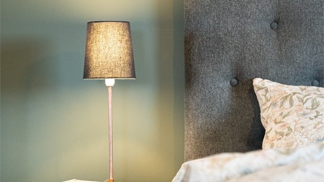 Et rolig og behagelig rom med en takhøyde på 2,37-2,39 meter.