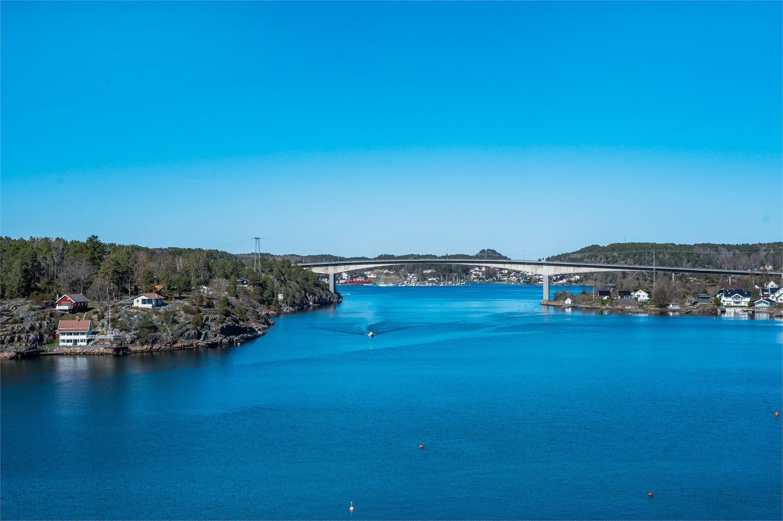 En fantastisk fritidseiendom hvor en kan senke skuldrene og nyte vel fortjente ferie- og fridager – kun ca. 1,5 times kjøring fra Oslo. 