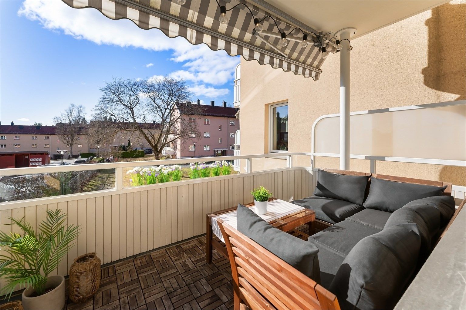 Fra stuen er det utgang til en vestvendt balkong på 8 m², med god plass til en sittegruppe.