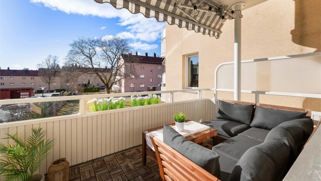 Fra stuen er det utgang til en vestvendt balkong på 8 m², med god plass til en sittegruppe.