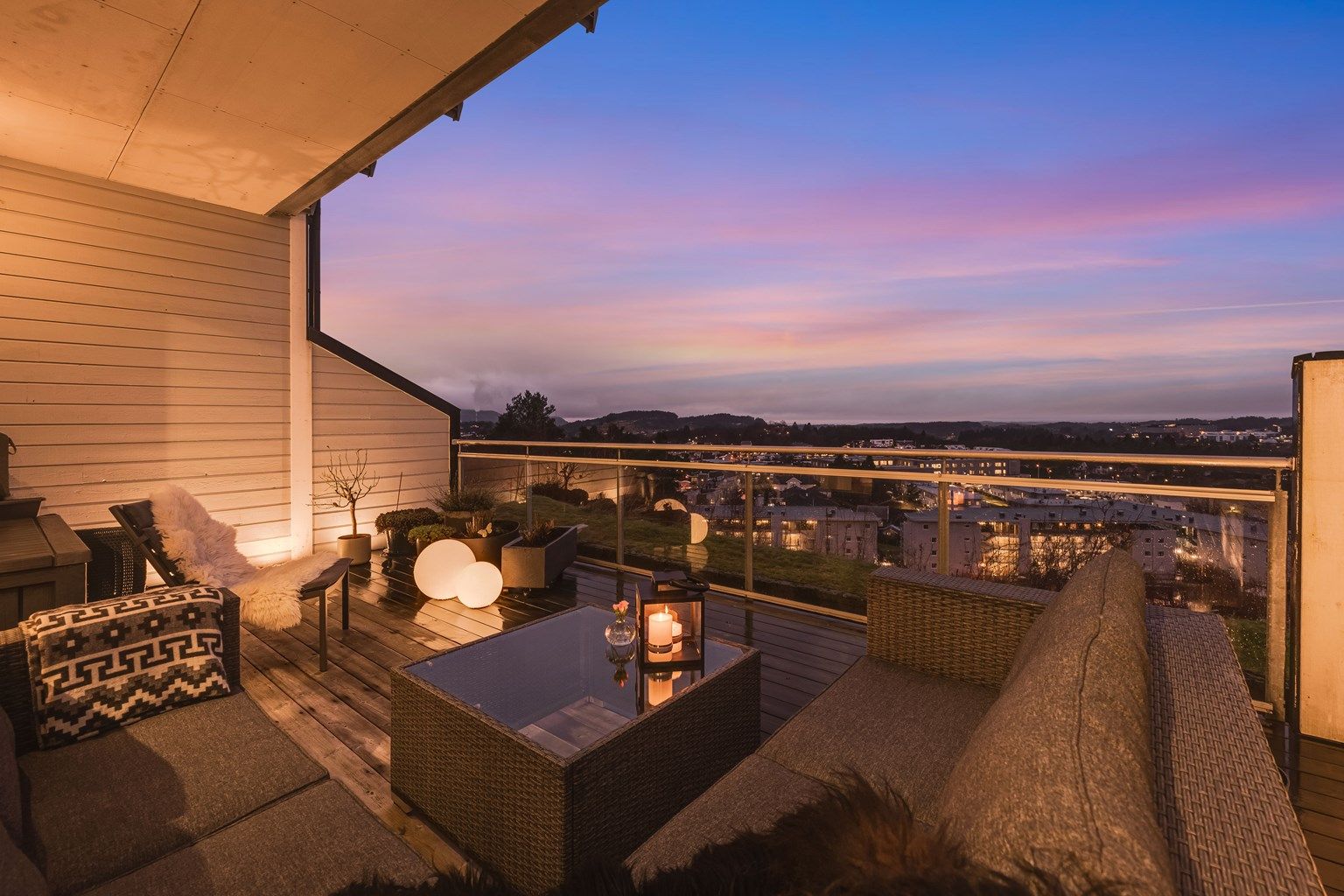 Velkommen til Folldalsheia 30D. Midt i smørøyet på Råstølen finner du denne flotte selveierleiligheten! Fra en nydelig terrasse på hele 21 kvm har man solrike forhold, vidstrakt utsikt skjermet for innsyn.