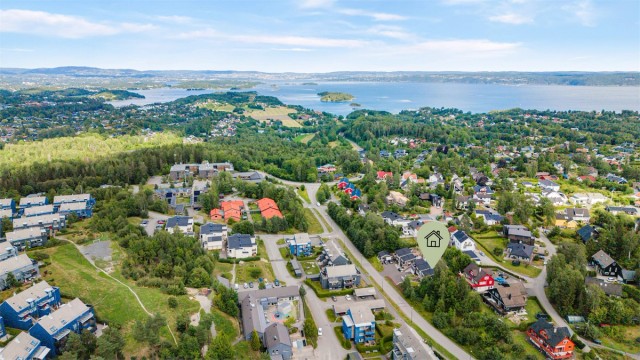 Boligen har en fin beliggenhet på Gullhella, med nærhet til skoler, barnehager og offentlig kommunikasjon. Det er både kort vei inn til Asker sentrum, og ned til fjorden.