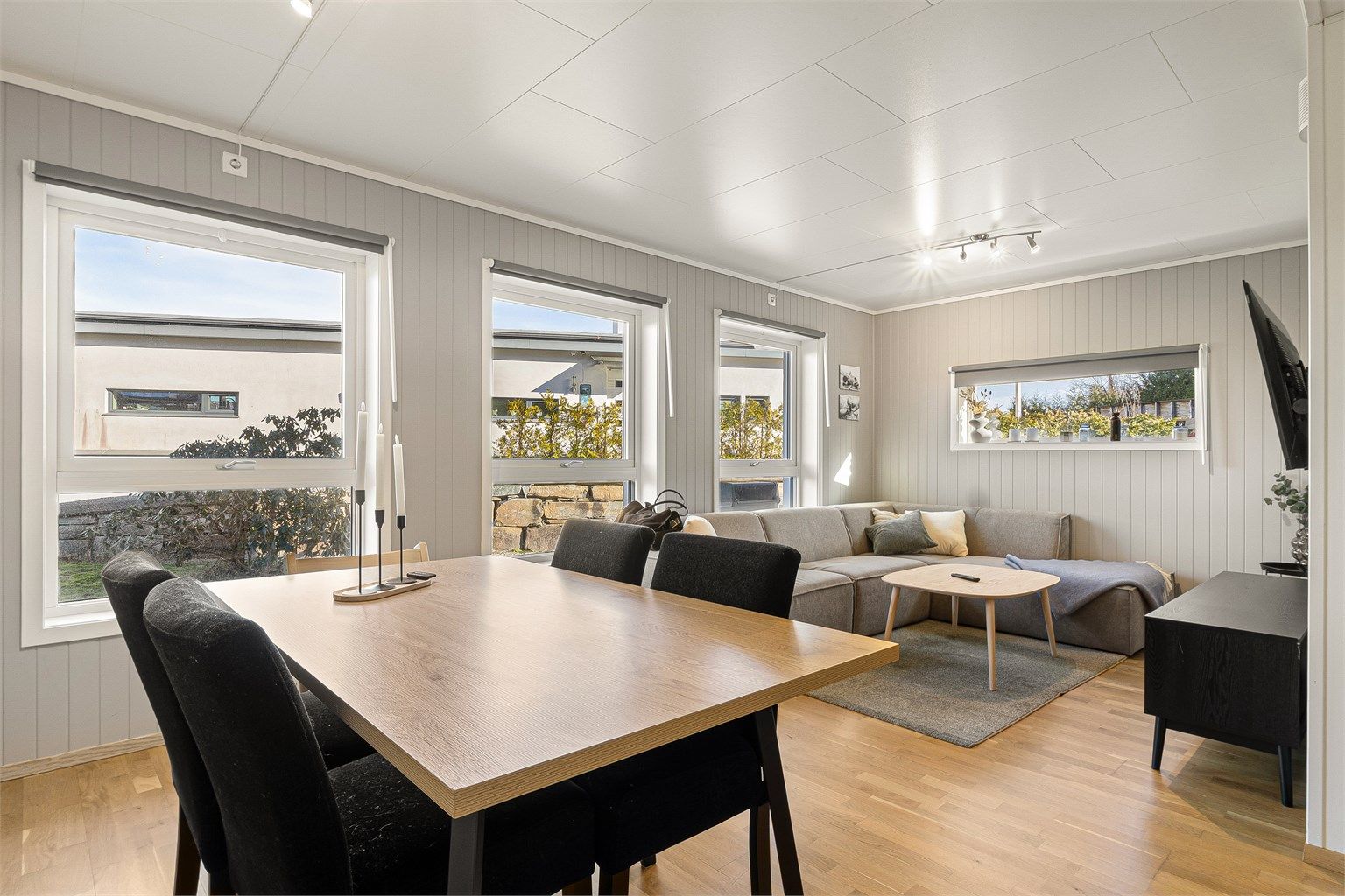 Det er montert ny ytterdør og vinduer i hele leiligheten.