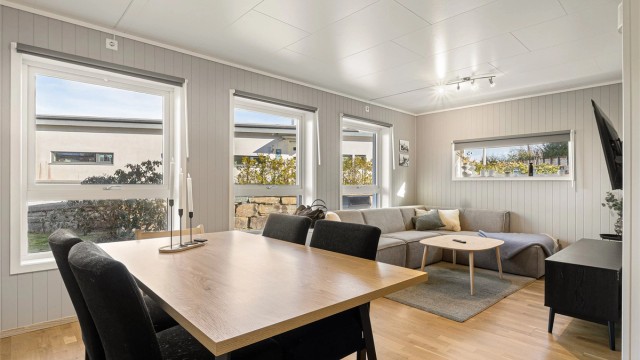 Det er montert ny ytterdør og vinduer i hele leiligheten.