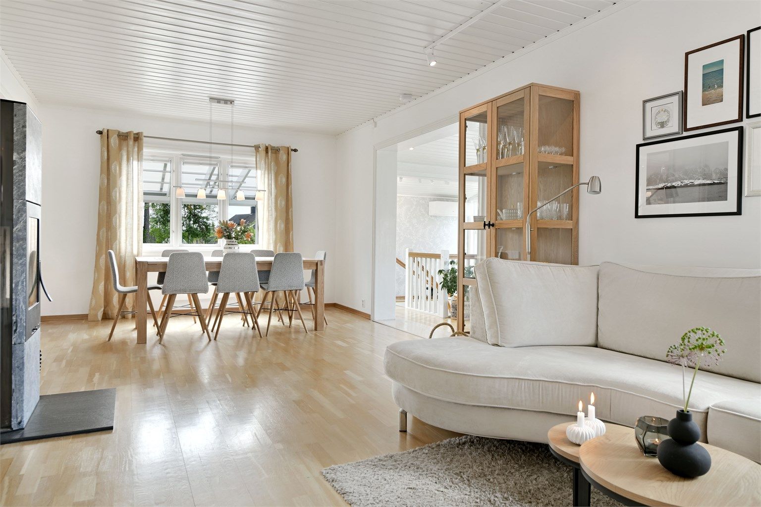 Stue - flere soner i stuen med plass til diverse møblering