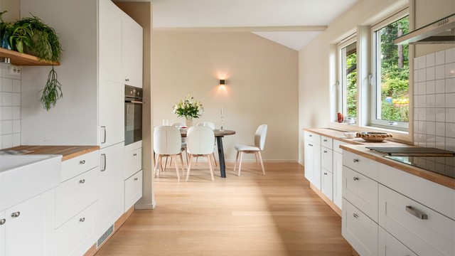 Fra alle rom er det hyggelig utsyn til grøntområder og til bedene som strekker seg rundt hele enderekkehuset.