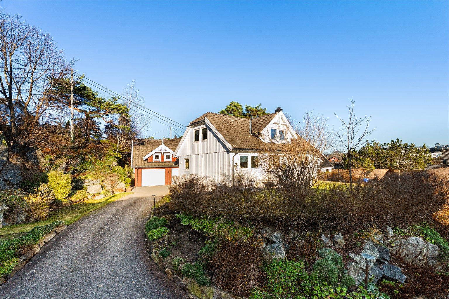 Adkomstvei i rolig og etablert boligområde.