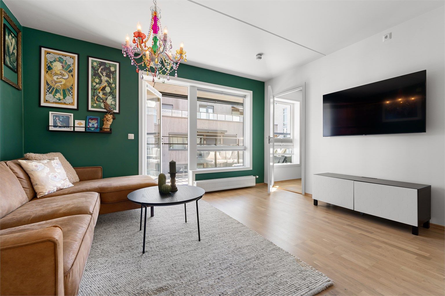 Ønsker man å nyte dagen utendørs ligger Bjerkedalen Park også kort gangavstand unna, som vant prisen for beste norske uterom i 2016