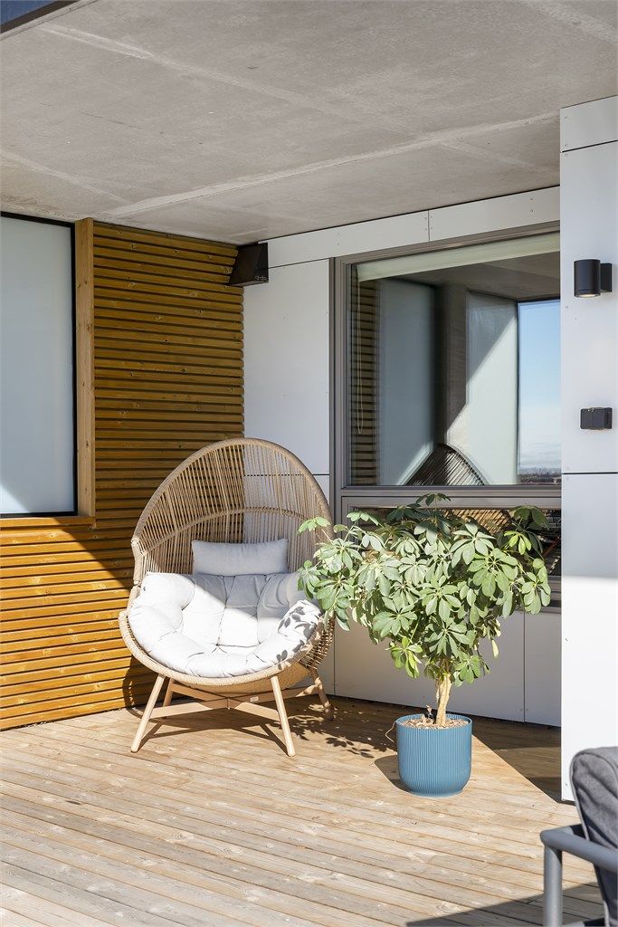 Fasaden er kledd med en kombinasjon av liggende trekledning og fasadeplater.