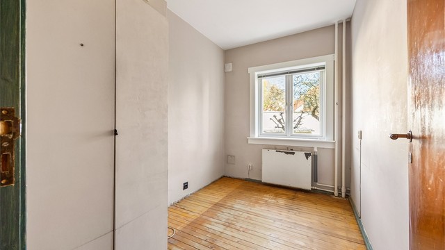 Det andre soverommet er også av god størrelse med plass til seng og et garderobeskap.