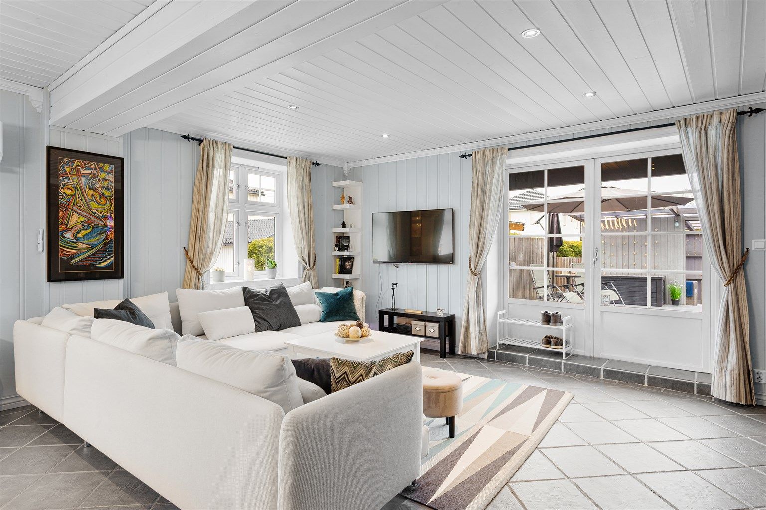 Velholdt stue med downlights i himlingen