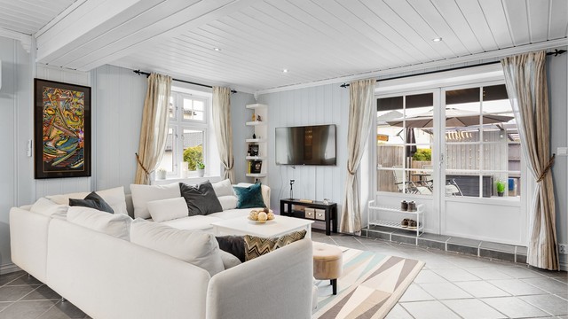 Velholdt stue med downlights i himlingen