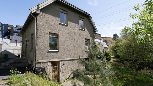 Uteplass og inngang til hybel i kjeller