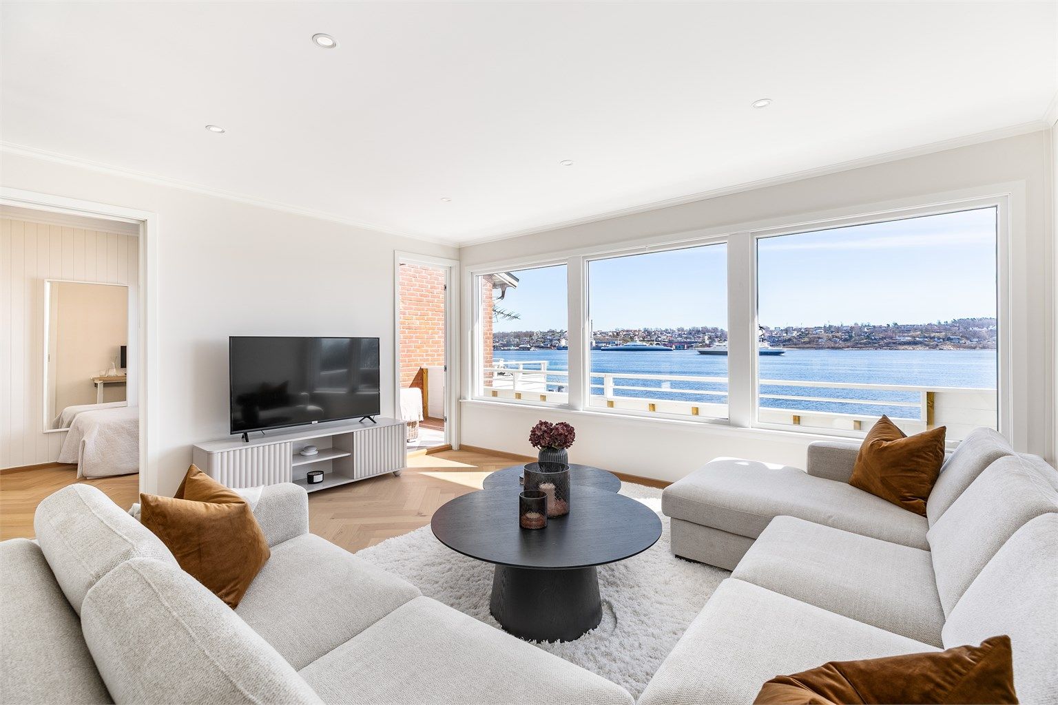 I sofakroken kan du glede deg over uhindret utsikt til sjøen og det maritime livet på Værla, året gjennom.