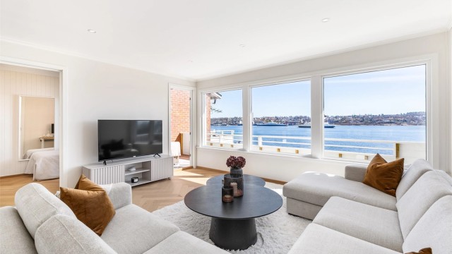 I sofakroken kan du glede deg over uhindret utsikt til sjøen og det maritime livet på Værla, året gjennom.