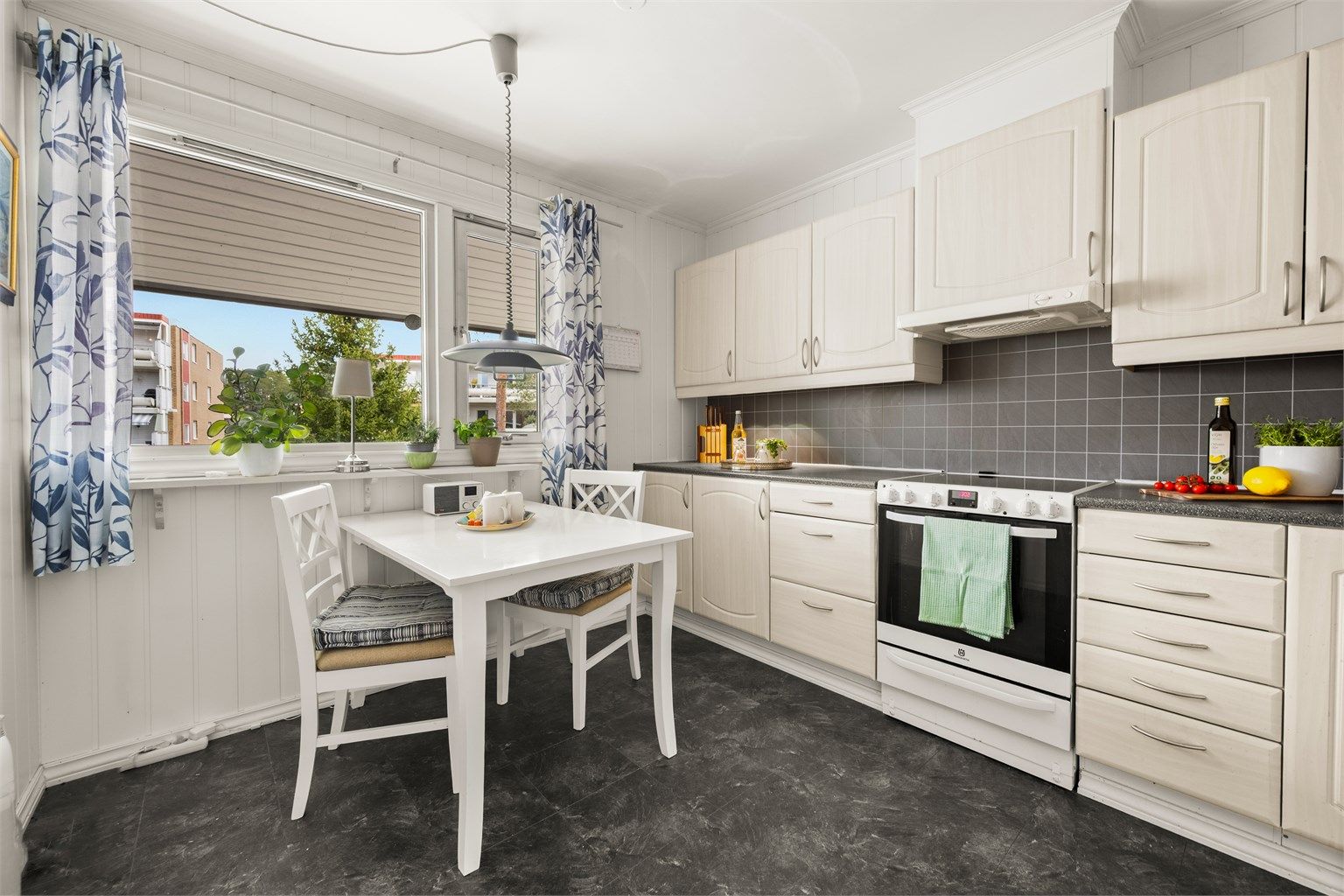 Kjøkkenet har godt med skap- og benkeplass, samt rom for en hyggelig spiseplass ved vinduet.