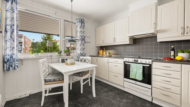 Kjøkkenet har godt med skap- og benkeplass, samt rom for en hyggelig spiseplass ved vinduet.