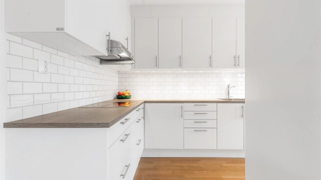 Integrert stekeovn, platetopp, oppvaskmaskin og kjøleskap med fryser. Vegghengt ventilator.