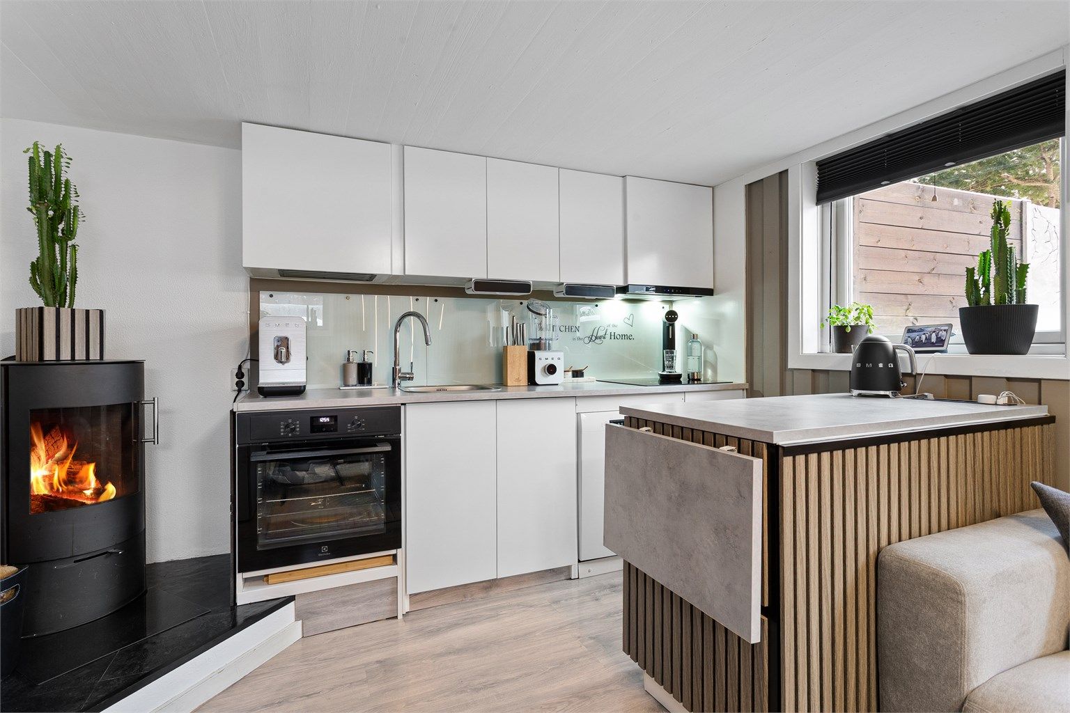 Pen kjøkkeninnredning fra 2014 med over- og underskap i hvit samt glatt utførelse - Hybel