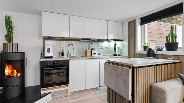 Pen kjøkkeninnredning fra 2014 med over- og underskap i hvit samt glatt utførelse - Hybel