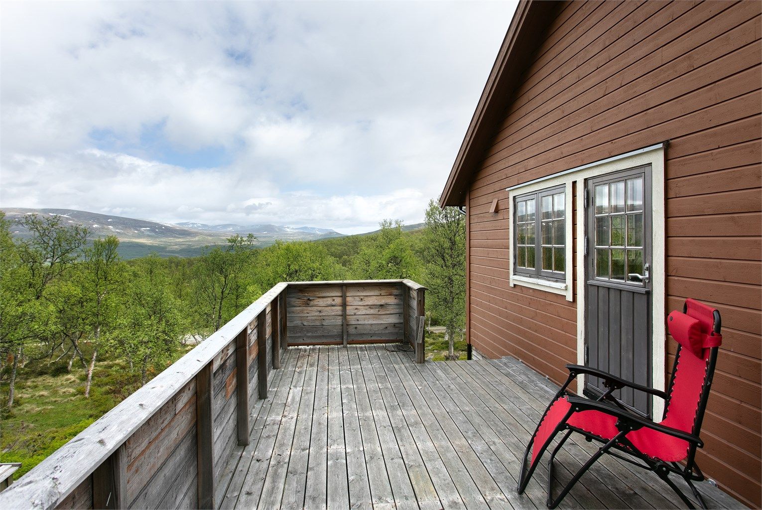 Terrasse med flott utsikt og trapp til terreng