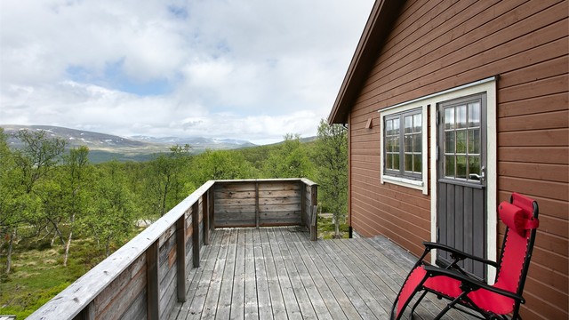Terrasse med flott utsikt og trapp til terreng