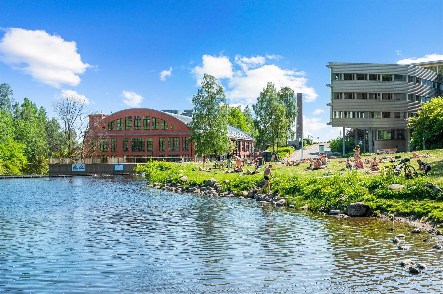 På varme dager er det kort vei til populære badeplasser i nærområdet.