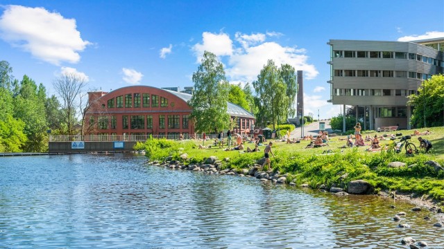 På varme dager er det kort vei til populære badeplasser i nærområdet.