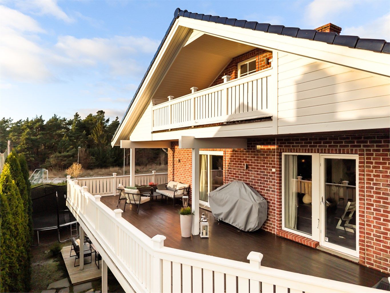 Verandaen tilknyttet andre etasje er et lunere alternativ til terrassen, hvor det også er mulig å sitte ute når været ikke er på sitt aller beste.