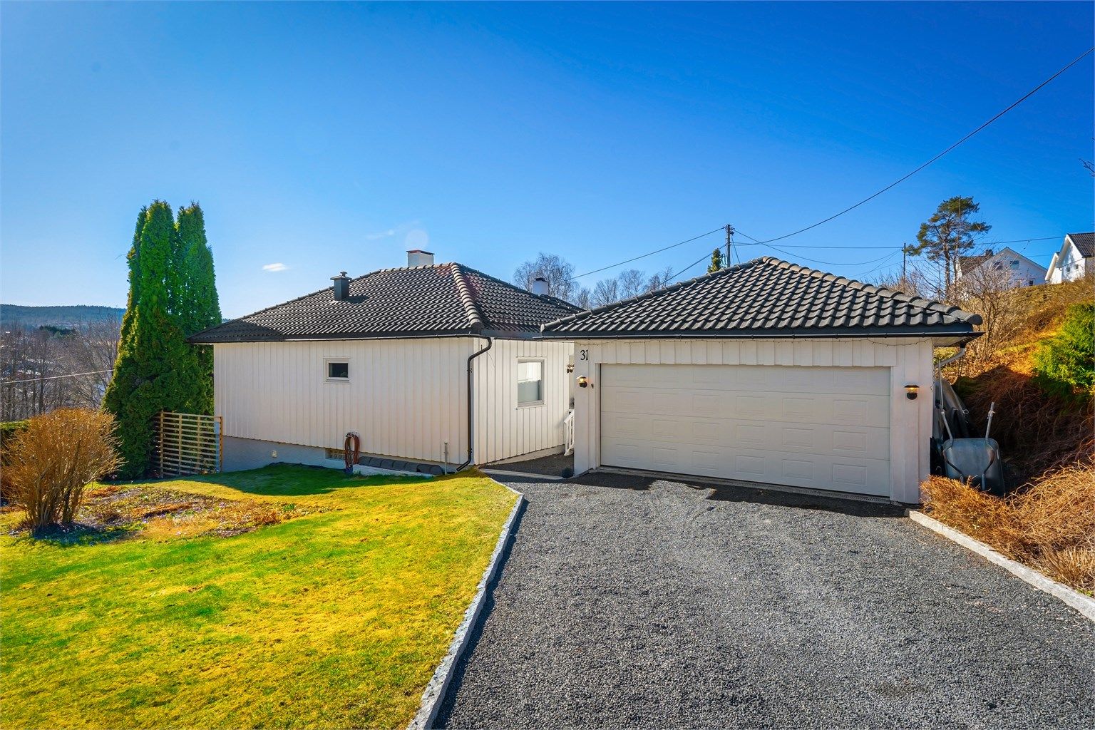 Velkommen til Klokkergårdsveien 31, en innholdsrik enebolig med dobbelgarasje og elbillader. Foto: Zovenfra