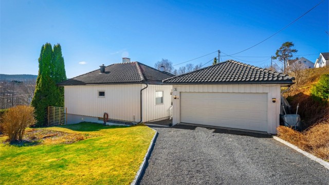 Velkommen til Klokkergårdsveien 31, en innholdsrik enebolig med dobbelgarasje og elbillader. Foto: Zovenfra