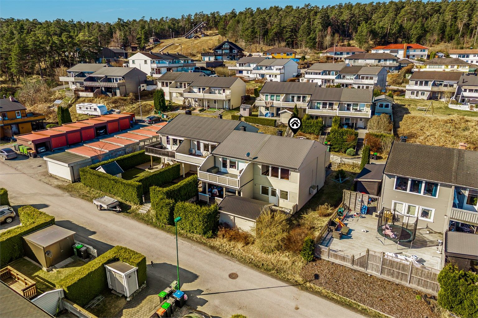 Rekkehuset ligger fint til med skjermet hage og kort vei til carport på felles tomt.