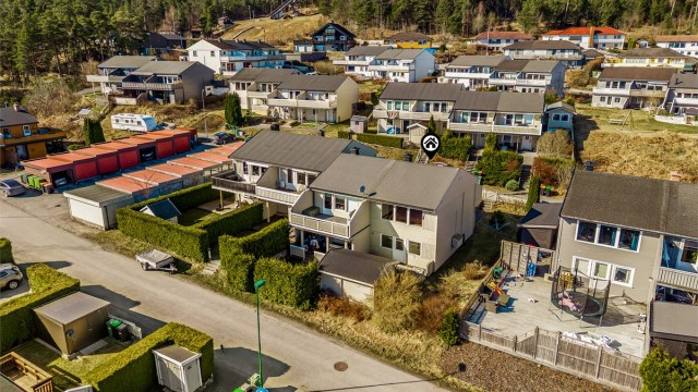 Rekkehuset ligger fint til med skjermet hage og kort vei til carport på felles tomt.