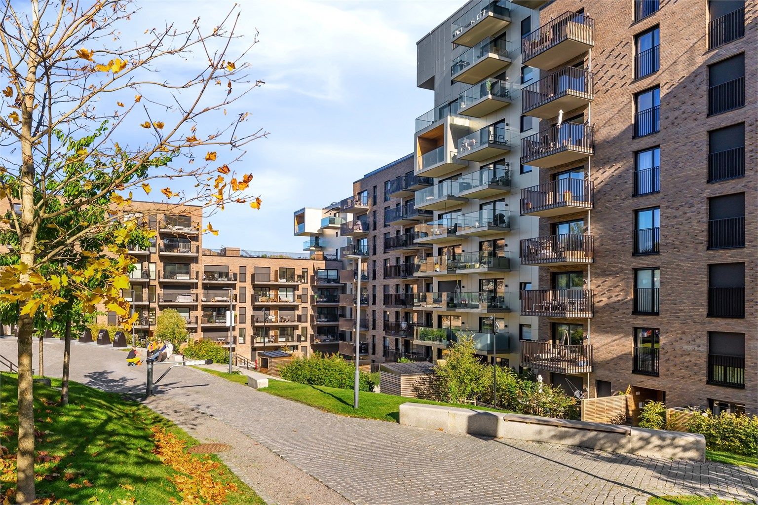 Moderne boligbygg fra 2023 med teglfasade, heis og balansert ventilasjon. A-konto fyring og varmtvann inngår i felleskostnadene.