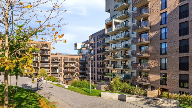 Moderne boligbygg fra 2023 med teglfasade, heis og balansert ventilasjon. A-konto fyring og varmtvann inngår i felleskostnadene.