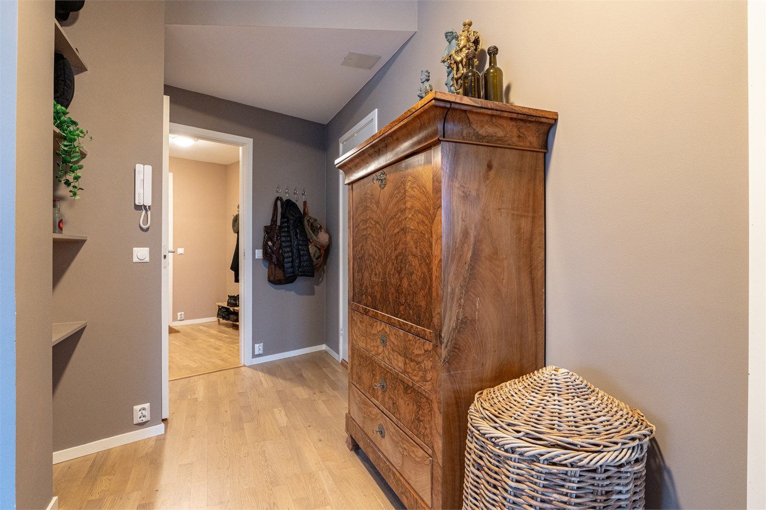 Her er det rikelig med plass til å henge fra seg jakker og sette fra seg sko.