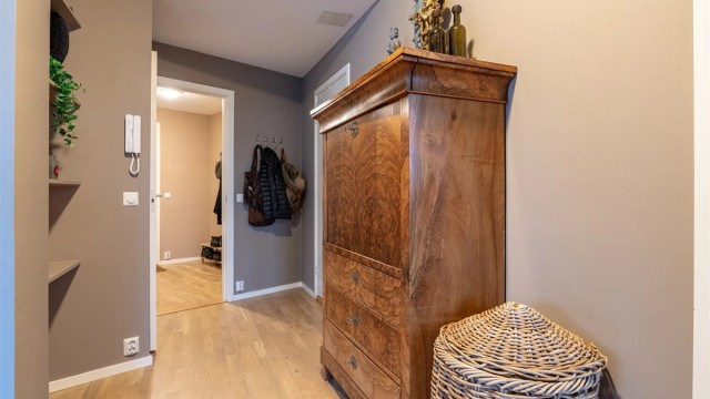 Her er det rikelig med plass til å henge fra seg jakker og sette fra seg sko.