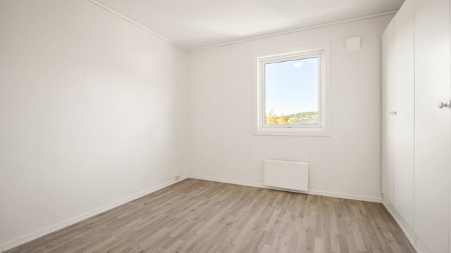 Boligen har to soverom, praktisk plassert i egen soveromsavdeling i 2. etasje.