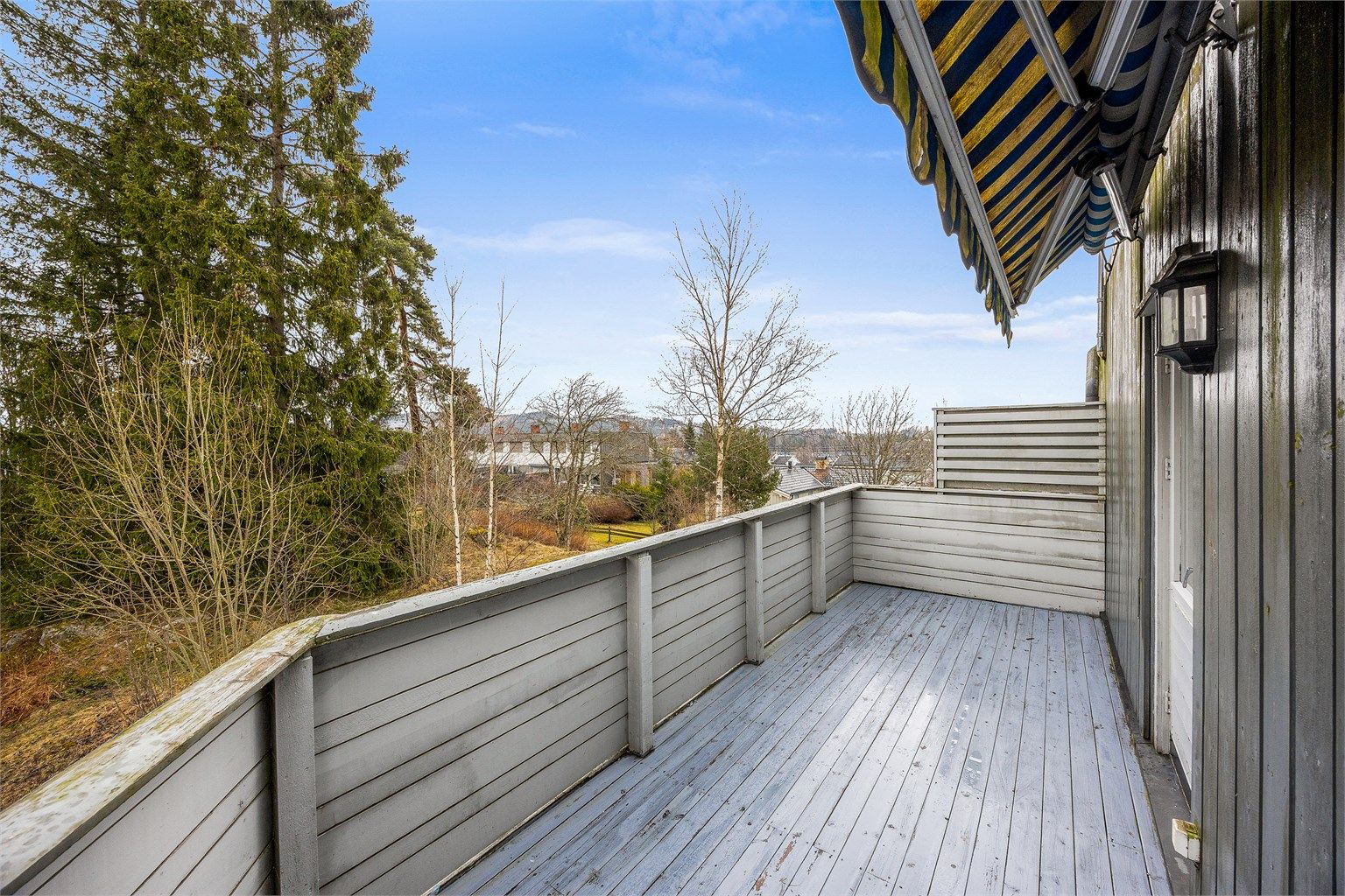 Terrassen i andre etasje på 11 m² gir en privat uteplass med utsyn over nærområdet.