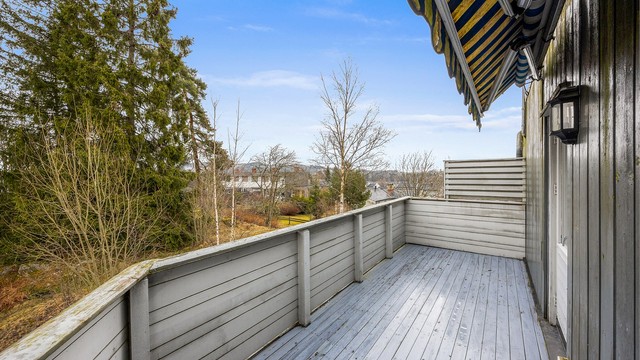 Terrassen i andre etasje på 11 m² gir en privat uteplass med utsyn over nærområdet.
