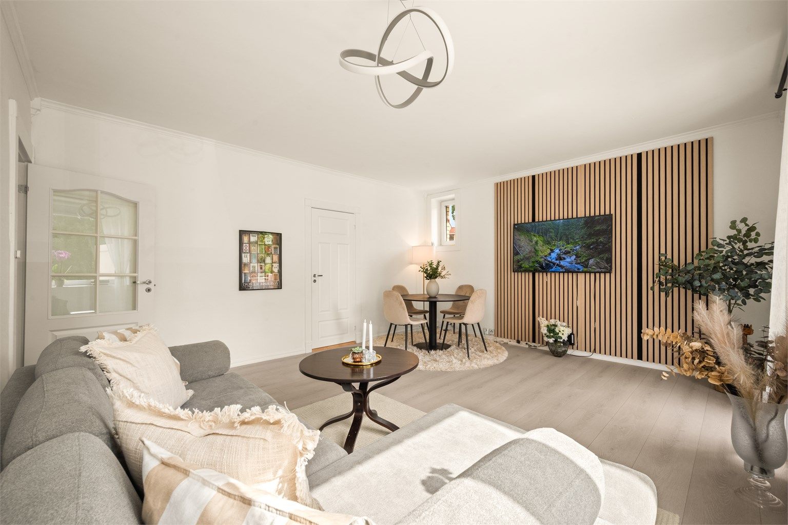 Her er det rikelig plass til både sofagruppe og spisebord hvor man kan invitere venner og familie på besøk